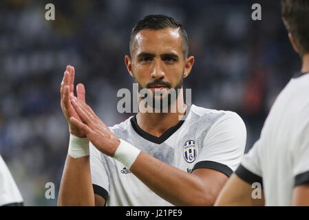 Torino, Italia. 23 apr, 2017. Medhi Benatia (Juventus FC) prima durante la serie di una partita di calcio tra Juventus e Genova FC a Juventus Stadium il 23 aprile 2017 a Torino, Italia. Credito: Massimiliano Ferraro/Alamy Live News Foto Stock