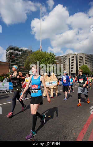 Londra, Regno Unito. 23 Aprile, 2017. I corridori nella maratona di Londra in aprile, 23, 2017. La maratona di Londra è prossima a New York, Berlino, Chicago e Boston al Mondo Marathon Majors. Credito: SUNG KUK KIM/Alamy Live News Foto Stock