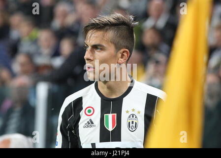 Torino, Italia. 23 apr, 2017. Paulo Dybala (Juventus FC) durante la serie di una partita di calcio tra Juventus e Genova FC a Juventus Stadium il 23 aprile 2017 a Torino, Italia. Credito: Massimiliano Ferraro/Alamy Live News Foto Stock