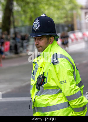 St Jame's Park, London, Regno Unito. 23 apr, 2017. Migliaia di prendere parte alla trentasettesima maratona di Londra Credito: Alan Fraser/Alamy Live News Foto Stock