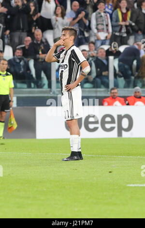 Torino, Italia. 23 apr, 2017. Paulo Dybala (Juventus FC) celebra dopo durante la serie di una partita di calcio tra Juventus e Genova FC a Juventus Stadium il 23 aprile 2017 a Torino, Italia. Credito: Massimiliano Ferraro/Alamy Live News Foto Stock
