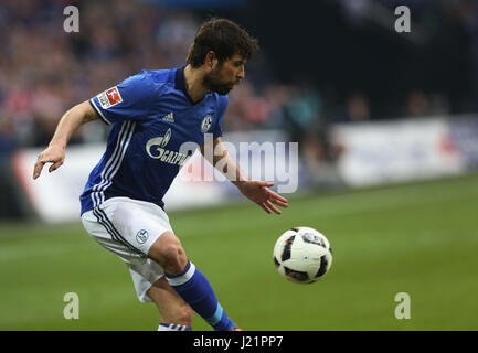 Gelsenkirchen, Germania 23 aprile 2017, Bundesliga giornata 30, FC Schalke 04 vs Rasenballsport Leipzig: Coke (Schalke) controlla la sfera. Credito: Juergen schwarz/Alamy Live News Foto Stock