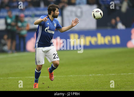 Gelsenkirchen, Germania 23 aprile 2017, Bundesliga giornata 30, FC Schalke 04 vs Rasenballsport Leipzig: Coke (Schalke) controlla la sfera. Credito: Juergen schwarz/Alamy Live News Foto Stock