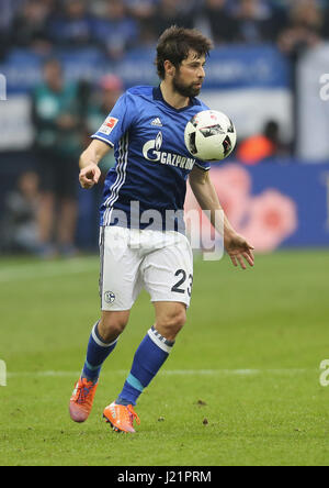 Gelsenkirchen, Germania 23 aprile 2017, Bundesliga giornata 30, FC Schalke 04 vs Rasenballsport Leipzig: Coke (Schalke) controlla la sfera. Credito: Juergen schwarz/Alamy Live News Foto Stock