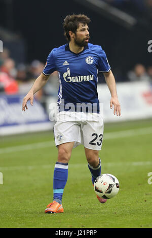 Gelsenkirchen, Germania 23 aprile 2017, Bundesliga giornata 30, FC Schalke 04 vs Rasenballsport Leipzig: Coke (Schalke) controlla la sfera. Credito: Juergen schwarz/Alamy Live News Foto Stock