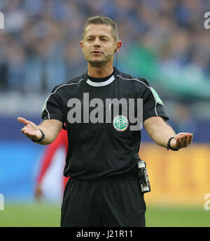 Gelsenkirchen, Germania 23 aprile 2017, Bundesliga giornata 30, FC Schalke 04 vs Rasenballsport Leipzig: arbitro Guenther Perl gesti. Credito: Juergen schwarz/Alamy Live News Foto Stock