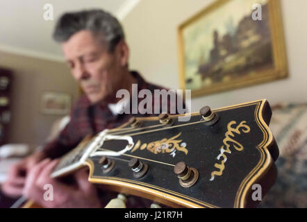 Whitmore Lake, MI, Stati Uniti d'America. 23 apr, 2017. Un chitarrista jazz dal Michigan svolge il suo vintage Gibson chitarra acustica. Credito: Mark Bialek/ZUMA filo/Alamy Live News Foto Stock