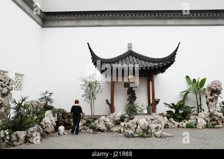(170423) -- NEW YORK, 23 aprile 2017 (Xinhua) -- una donna visiti la Astor Court nel Metropolitan Museum of Art di New York, Stati Uniti, 21 aprile 2017. Modellata su un cortile nel giardino del maestro delle reti da pesca o Wang Shi Yuan in cinese, in cinese di Suzhou City, l'Astor Court o Ming Xuan era completato da un team di 26 artigiani cinesi e aperto al pubblico nel 1981. È il primo stabile lo scambio culturale tra gli Stati Uniti e la Cina. Anche se occupa solo un'area di circa 400 metri quadrati, la Corte ha presentato la quintessenza dei giardini di Suzhou da zig-zag Foto Stock