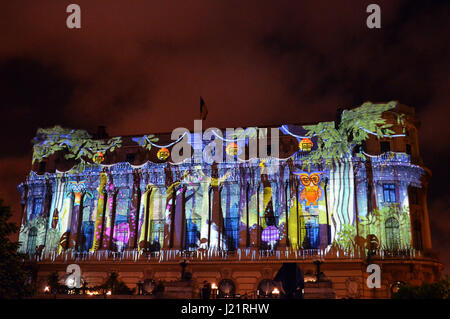 Bucarest, Romania. 23 apr, 2017. Bucarest, Romania - 23 Aprile 2017: il Palazzo del National Military Circle (CMN - Circolo Ufficiali) è trasformato da Mindscape la proiezione video, "l'energia di Bucarest". Credito: Douglas MacKenzie/Alamy Live News Foto Stock