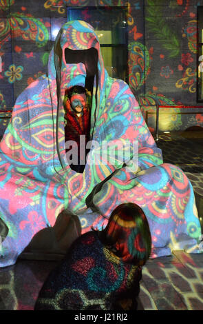 Bucarest, Romania. 23 apr, 2017. Bucarest, Romania - 23 Aprile 2017: Udienza i guardiani del tempo è un'altra versione di custodi del tempo da parte dello scultore austriaco Manfred Kielnhofer che consente ai visitatori di essere proiettato con luce e anche a dipingere con la luce' se stessi utilizzando le loro macchine fotografiche e gli smartphone. Credito: Douglas MacKenzie/Alamy Live News Foto Stock