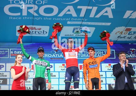 Zagabria, Croazia. 23 apr, 2017. Il vincitore assoluto Vincenzo Nibali (C) del Bahrain Merida, il secondo posto assoluto Jaime Roson Garcia (2 L) della Caja Rural-Seguros RGA e al terzo posto di Jan Hirt 2 (R) di CCC Polkowice Sprandi partecipare alla cerimonia di premiazione a Zagabria, la capitale della Croazia, 23 aprile 2017. La gara internazionale di ciclismo tour della Croazia 2017 si è svolta in tutta la Croazia tra aprile 18 al 23 del 2017. Credito: Igor Soban/Xinhua/Alamy Live News Foto Stock