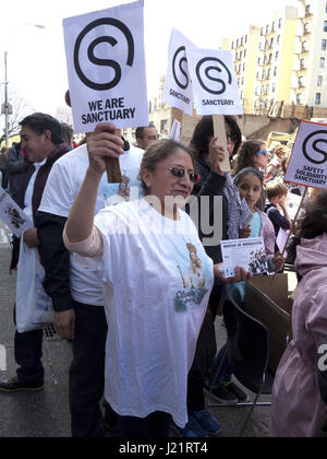 New York City NY, STATI UNITI D'AMERICA. 23 apr, 2017. Centinaia di manifestanti radunati in Harlem al rally e marzo da W.145th San a Inwood Uptown marzo per gli immigrati. I dimostranti si chiedeva la fine di detenzione e deportazioni, la collaborazione tra ICE e le forze di polizia locali, la separazione delle famiglie, il divieto musulmano, il muro e la criminalizzazione degli immigrati. Credito: Ethel Wolvovitz/Alamy Live News Foto Stock