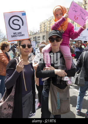 New York City NY, STATI UNITI D'AMERICA. 23 apr, 2017. Centinaia di manifestanti radunati in Harlem al rally e marzo da W.145th San a Inwood Uptown marzo per gli immigrati. I dimostranti si chiedeva la fine di detenzione e deportazioni, la collaborazione tra ICE e le forze di polizia locali, la separazione delle famiglie, il divieto musulmano, il muro e la criminalizzazione degli immigrati. Credito: Ethel Wolvovitz/Alamy Live News Foto Stock