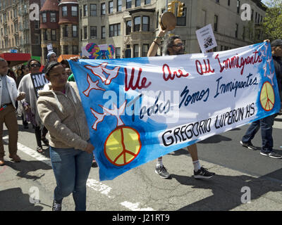 New York City NY, STATI UNITI D'AMERICA. 23 apr, 2017. Centinaia di manifestanti radunati in Harlem al rally e marzo da W.145th San a Inwood Uptown marzo per gli immigrati. I dimostranti si chiedeva la fine di detenzione e deportazioni, la collaborazione tra ICE e le forze di polizia locali, la separazione delle famiglie, il divieto musulmano, il muro e la criminalizzazione degli immigrati. Credito: Ethel Wolvovitz/Alamy Live News Foto Stock