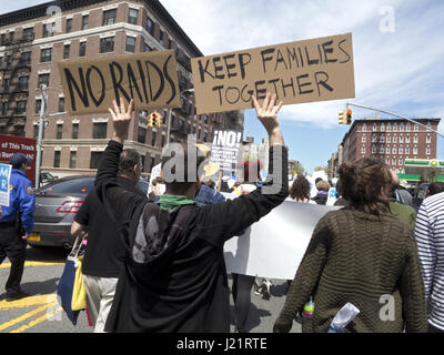 New York City NY, STATI UNITI D'AMERICA. 23 apr, 2017. Centinaia di manifestanti radunati in Harlem al rally e marzo da W.145th San a Inwood Uptown marzo per gli immigrati. I dimostranti si chiedeva la fine di detenzione e deportazioni, la collaborazione tra ICE e le forze di polizia locali, la separazione delle famiglie, il divieto musulmano, il muro e la criminalizzazione degli immigrati. Credito: Ethel Wolvovitz/Alamy Live News Foto Stock