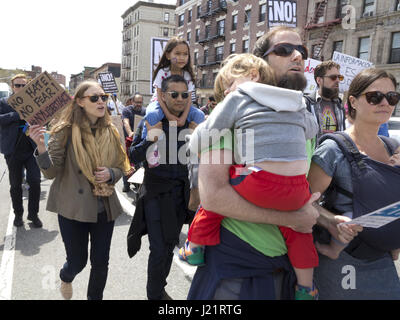 New York City NY, STATI UNITI D'AMERICA. 23 apr, 2017. Centinaia di manifestanti radunati in Harlem al rally e marzo da W.145th San a Inwood Uptown marzo per gli immigrati. I dimostranti si chiedeva la fine di detenzione e deportazioni, la collaborazione tra ICE e le forze di polizia locali, la separazione delle famiglie, il divieto musulmano, il muro e la criminalizzazione degli immigrati. Credito: Ethel Wolvovitz/Alamy Live News Foto Stock