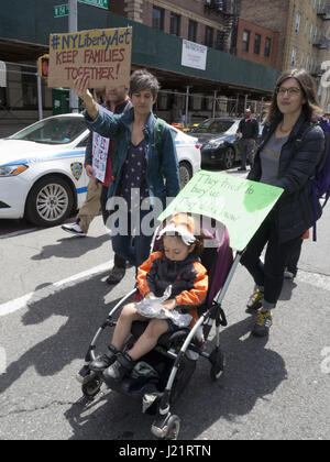 New York City NY, STATI UNITI D'AMERICA. 23 apr, 2017. Centinaia di manifestanti radunati in Harlem al rally e marzo da W.145th San a Inwood Uptown marzo per gli immigrati. I dimostranti si chiedeva la fine di detenzione e deportazioni, la collaborazione tra ICE e le forze di polizia locali, la separazione delle famiglie, il divieto musulmano, il muro e la criminalizzazione degli immigrati. Credito: Ethel Wolvovitz/Alamy Live News Foto Stock