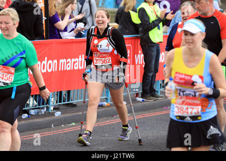 Londra, Regno Unito. 23 Aprile, 2017. I partecipanti prendono parte alla VIRGIN LONDON MARATHON 2017. Nella foto attraversando il Tower Bridge Credito: Oliver Dixon/Alamy Live News Foto Stock