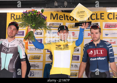 Rutland, UK. 23 Aprile, 2017. Rutland - Melton CiCLE Classic 2017. In foto: Metaltek-Kuota Dan Fleeman (centro) solleva il vincitore del trofeo affiancato da runner fino uno Pro Cycling di Hayden McCormick, sinistra e JLT Condor's Brenton Jones, a destra. Foto di Dan Matthams fotografia. Credito: Daniel Matthams/Alamy Live News Foto Stock