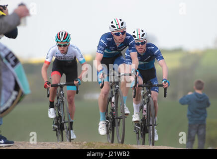 Rutland, UK. 23 Aprile, 2017. Rutland - Melton CiCLE Classic 2017. Nella foto: i concorrenti raggiungono la vetta di 'Somerberg'. Foto di Dan Matthams fotografia. Credito: Daniel Matthams/Alamy Live News Foto Stock