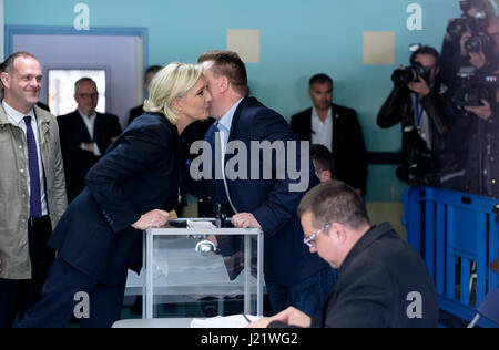 Henin-Beaumont, Francia. 23 Aprile, 2017. Hénin-Beaumont (Francia settentrionale) : Marine Le Pen voto nel primo round del 2017 elezioni presidenziali (2017/04/23) Credito: Andia/Alamy Live News Foto Stock