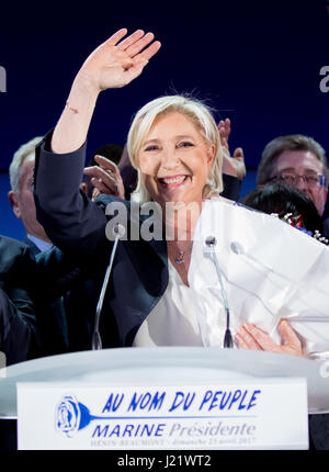 Henin-Beaumont, Francia. 23 apr, 2017. Il candidato presidenziale del Fronte nazionale, Marine Le Pen, riceve ovazioni dai suoi seguaci dopo il primo turno delle elezioni, in Henin-Beaumont, Francia, 23 aprile 2017. Foto: Kay Nietfeld/dpa/Alamy Live News Foto Stock