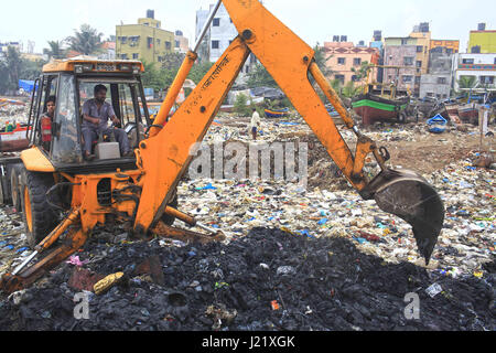 Mumbai, Maharashtra, India. Xxi gen, 2014. 21 gen 2014 : Mumbai, India :.Un mare di immondizia e sacchi di polietilene si accumulano sul litorale a Khar-Danda borgo di pescatori. Massiccia costruzione & inquinamento ambientale sta spingendo le comunità di pescatori di Mumbai a bordo.l annuncio di Mumbai strada costiera progetto ha ulteriormente allarmato i pescatori locali e gli ambientalisti. Credito: Subhash Sharma/ZUMA filo/Alamy Live News Foto Stock