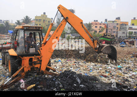 Mumbai, Maharashtra, India. Xxi gen, 2014. 21 gen 2014 : Mumbai, India :.Un mare di immondizia e sacchi di polietilene si accumulano sul litorale a Khar-Danda borgo di pescatori. Massiccia costruzione & inquinamento ambientale sta spingendo le comunità di pescatori di Mumbai a bordo.l annuncio di Mumbai strada costiera progetto ha ulteriormente allarmato i pescatori locali e gli ambientalisti. Credito: Subhash Sharma/ZUMA filo/Alamy Live News Foto Stock