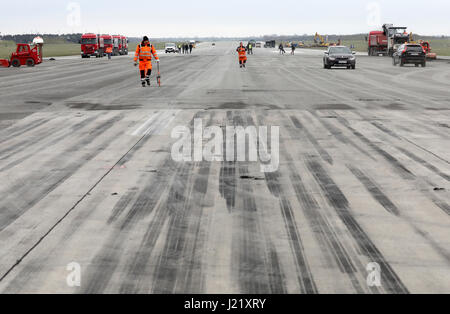 Laage, Germania. 24 apr, 2017. La pista aeroportuale Rostock-Laage è ora in fase di ristrutturazione, così civili e militari il trasporto aereo è messo a un arresto in Laage, Germania, 24 aprile 2017. Quattro singoli segmenti di pista vengono rinnovati. Ulteriori servizi e attrezzature è in fase di ristrutturazione come bene. Foto: Bernd Wüstneck/dpa-Zentralbild/dpa/Alamy Live News Foto Stock