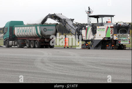 Laage, Germania. 24 apr, 2017. La pista aeroportuale Rostock-Laage è ora in fase di ristrutturazione, così civili e militari il trasporto aereo è messo a un arresto in Laage, Germania, 24 aprile 2017. Quattro singoli segmenti di pista vengono rinnovati. Ulteriori servizi e attrezzature è in fase di ristrutturazione come bene. Foto: Bernd Wüstneck/dpa-Zentralbild/ZB/dpa/Alamy Live News Foto Stock