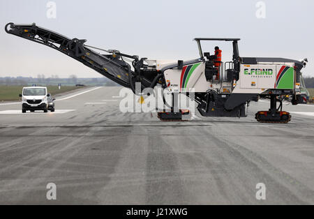 Laage, Germania. 24 apr, 2017. La pista aeroportuale Rostock-Laage è ora in fase di ristrutturazione, così civili e militari il trasporto aereo è messo a un arresto in Laage, Germania, 24 aprile 2017. Quattro singoli segmenti di pista vengono rinnovati. Ulteriori servizi e attrezzature è in fase di ristrutturazione come bene. Foto: Bernd Wüstneck/dpa-Zentralbild/dpa/Alamy Live News Foto Stock