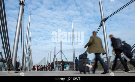 Hannover, Germania. 24 apr, 2017. Visitatori può essere visto durante la fiera di Hannover 2017 di Hannover, Germania, 24 aprile 2017. Il più grande del mondo industry trade fair vedrà alcuni espositori 6500 Dal 24 al 28 aprile. La nazione partner di questo anno è la Polonia. Foto: Sila Stein/dpa/Alamy Live News Foto Stock