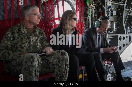 A Kabul, Afghanistan. 24 Aprile, 2017. Stati Uniti Il Segretario della Difesa James Mattis, destra, guarda le note come egli si sposta da un CH-47 elicottero per il risoluto sede di supporto 24 aprile 2017 a Kabul, Afghanistan. Mattis consigliere principale posteriore di Adm. Craig Faller si trova sulla sinistra. Credito: Planetpix/Alamy Live News Foto Stock