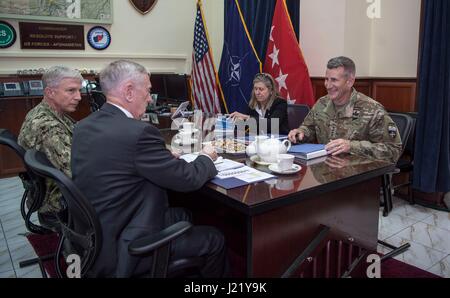 A Kabul, Afghanistan. 24 Aprile, 2017. Stati Uniti Il Segretario della Difesa James Mattis soddisfa con U.S. Esercito gen. John Nicholson, comandante del sostegno deciso, al sostegno deciso la sede centrale 24 aprile 2017 a Kabul, Afghanistan. Credito: Planetpix/Alamy Live News Foto Stock