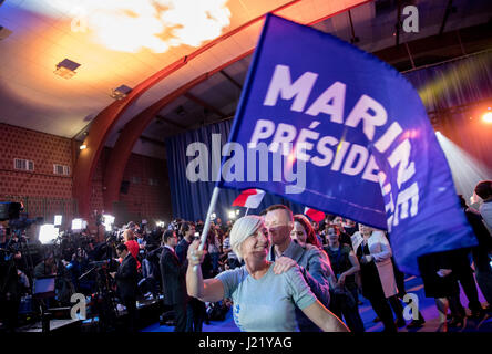 Henin-Beaumont, Francia. 23 apr, 2017. I sostenitori del candidato presidenziale per il Front National, Marine Le Pen, celebrare dopo il primo giro di Francia la elezione presidenziale, in Henin-Beaumont, Francia, 23 aprile 2017. Foto: Kay Nietfeld/dpa/Alamy Live News Foto Stock