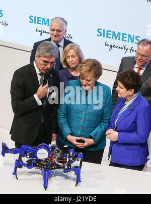 Hannover, Germania. 24 apr, 2017. Il cancelliere tedesco Angela Merkel anteriore (C) e il Primo Ministro polacco Beata Szydlo anteriore (R) visitare lo stand di Siemens durante la Hannover Messe 2017 di Hannover, Germania, 24 aprile 2017. La Hannover Messe 2017, con il tema "Industria integrata -- Creazione di valore' e la Polonia come il partner ufficiale di paese, durerà fino al mese di aprile 28. Credito: Shan Yuqi/Xinhua/Alamy Live News Foto Stock