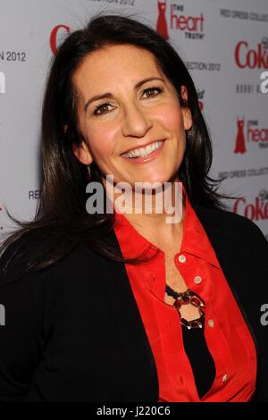 Designer di Moda Donna Karan passeggiate il tappeto rosso durante la Verità del Cuore Vestito Rosso Collezione 2012 Sfilata presso la sala da ballo Hammerstein 8 febbraio 2012 nella città di New York, New York. (Foto di Michael Buckner /HHS via Planetpix) Foto Stock