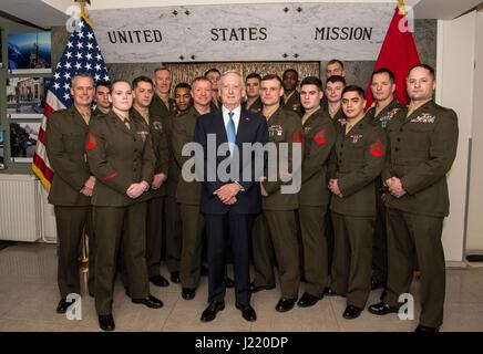 Stati Uniti Il Segretario della Difesa James Mattis visite U.S. Marines presso la sede della NATO il 15 febbraio 2017 a Bruxelles, in Belgio. (Foto di Brigitte N. Brantley /DoD via Planetpix) Foto Stock