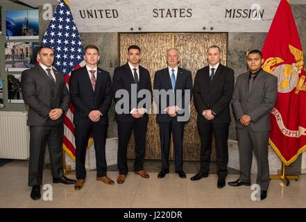 Stati Uniti Il Segretario della Difesa James Mattis visite U.S. Marines presso la sede della NATO il 15 febbraio 2017 a Bruxelles, in Belgio. (Foto di Brigitte N. Brantley /DoD via Planetpix) Foto Stock