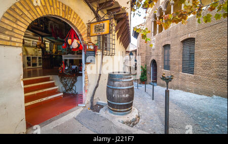 Barcellona, Spagna - Nov 2nd, 2013: turismo in Barceloneta - piccola città sulla parte interna di Barcellona. Incantevoli caffetterie, & qui, un delizioso negozio. Foto Stock