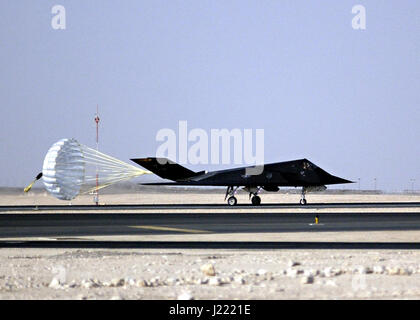 Un US Air Force F-117 Stealth Fighter Aircraft distribuisce un paracadute di rottura come si atterra Al Udeid Air Base dopo la caduta della prima bomba in guerra con l'Iraq Marzo 20, 2003 a Doha, in Qatar. Il velivolo è dal 8° Expeditionary Fighter Squadron. Foto Stock