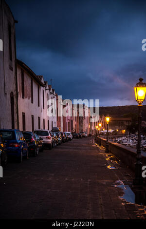 La città di notte vista dopo la pioggia in strada di Bosa, Sardegna, Italia con la lanterna accesa. Foto Stock