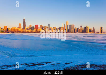 Inverno a Chicago - skyline di sunrise. Chicago, Illinois, Stati Uniti d'America. Foto Stock