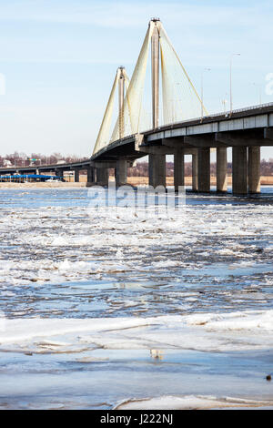 Ponte sul fiume Mississippi in Alton. Alton, Illinois, Stati Uniti d'America. Foto Stock