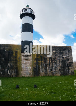 Il bianco e nero a strisce faro a Southsea Castle, Portsmouth, Inghilterra Foto Stock