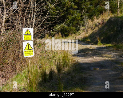 Segnali di avvertimento walkers di registrazione delle attività sul percorso fino a raggiungere la vetta della Dent cadde su Coast to coast a piedi, Cumbria, Inghilterra Foto Stock