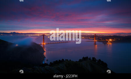 Il Ponte Golden Gate e la città di san francisco a sunrise con drammatica nuvole Foto Stock