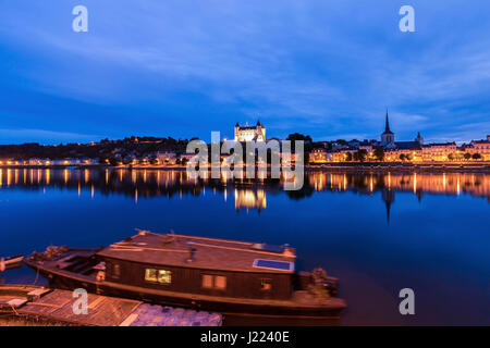 Panorama di Saumur di notte. Saumur, Pays de la Loire, Francia Foto Stock