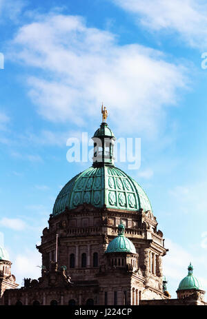 Statua di George Vancouver sulla parte superiore dell edificio del Parlamento. Victoria, BC. Canada Foto Stock