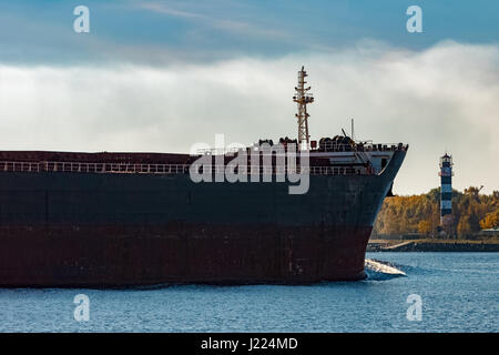 Nero nave da carico l'arco di immissione Riga, Europa Foto Stock